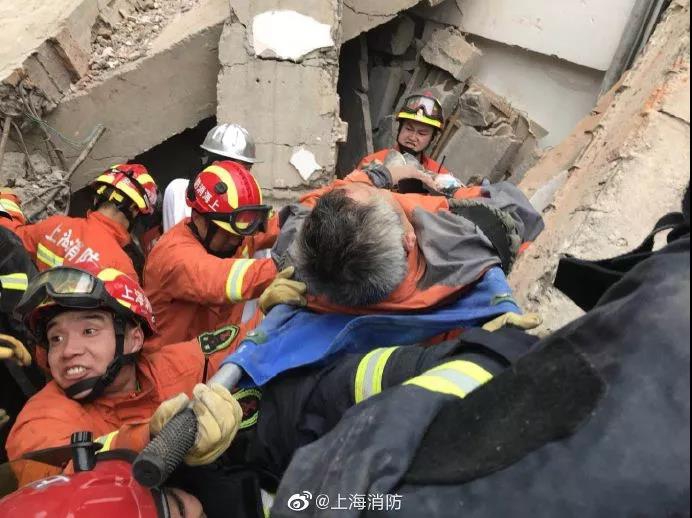 人妻半推半就3p了