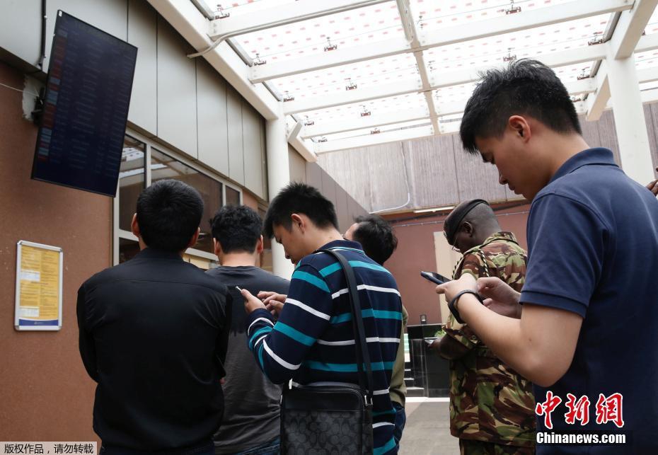 双乳被一左一右吃着的动态图