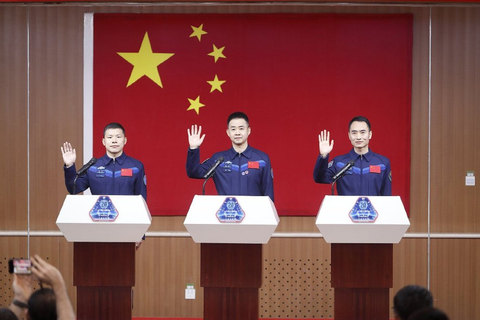 美女互摸胸