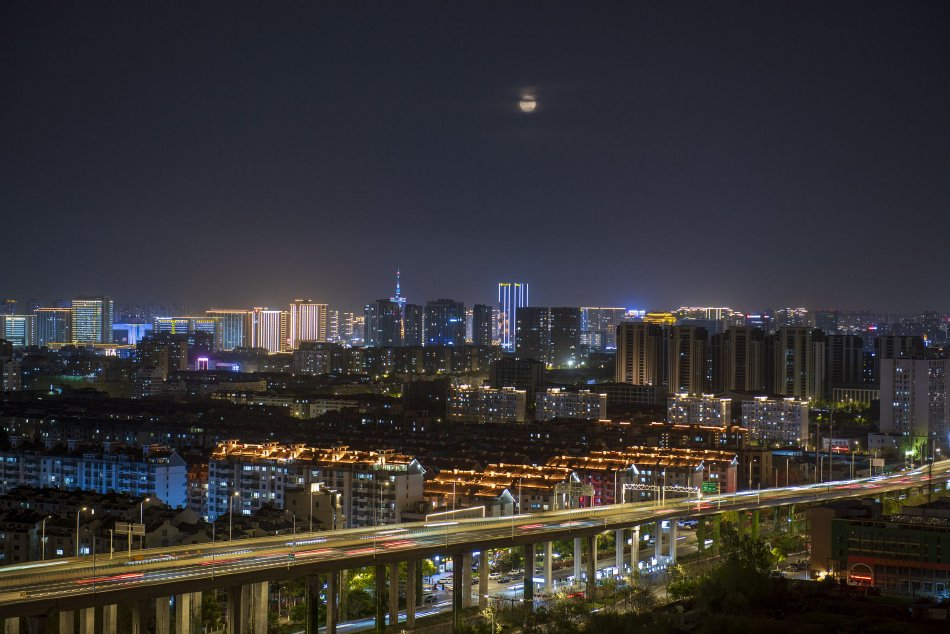 校长猛挺进小莹的体内