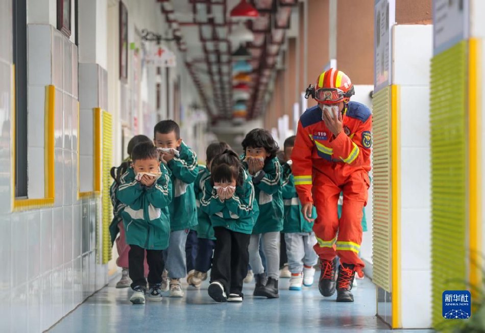 厨房掀开馊了裙子挺进去电影
