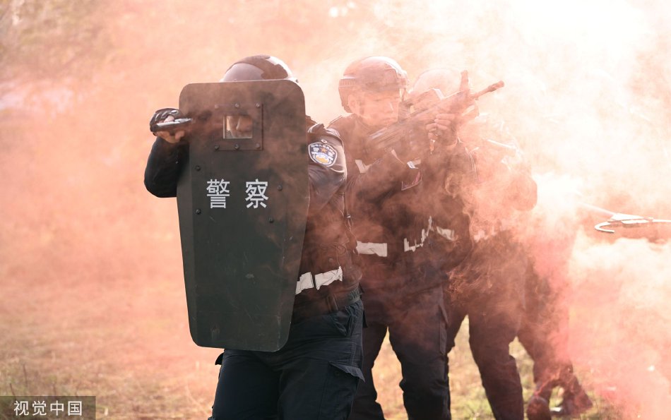 韩国美女日逼