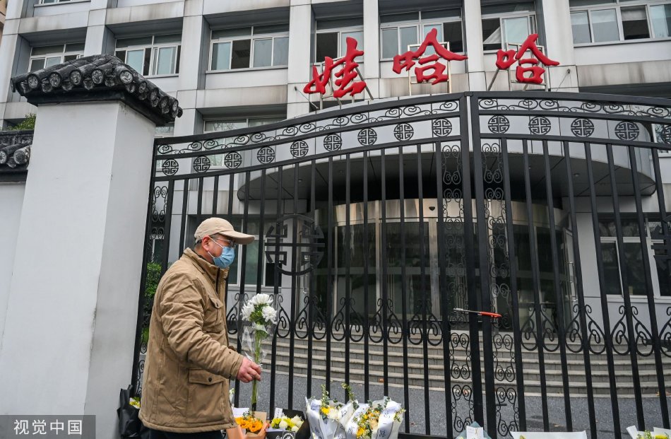 他趴在我两腿中间吸我