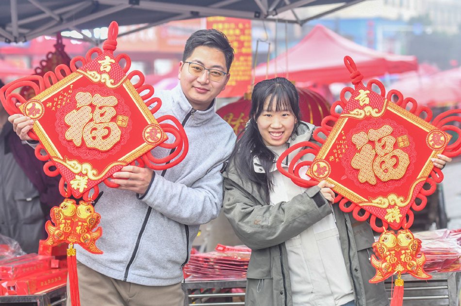 美女张开双腿让男人捅