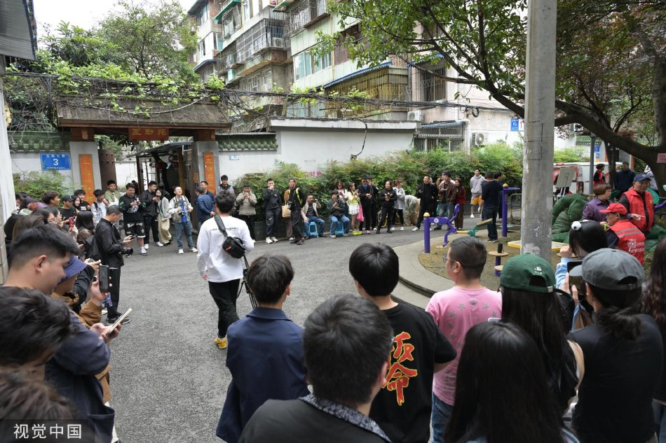 女人叉开腿让男人捅