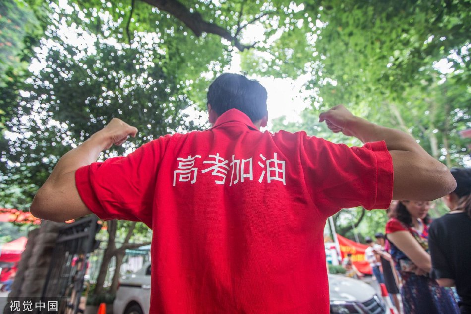 双乳被几个流浪汉咬着
