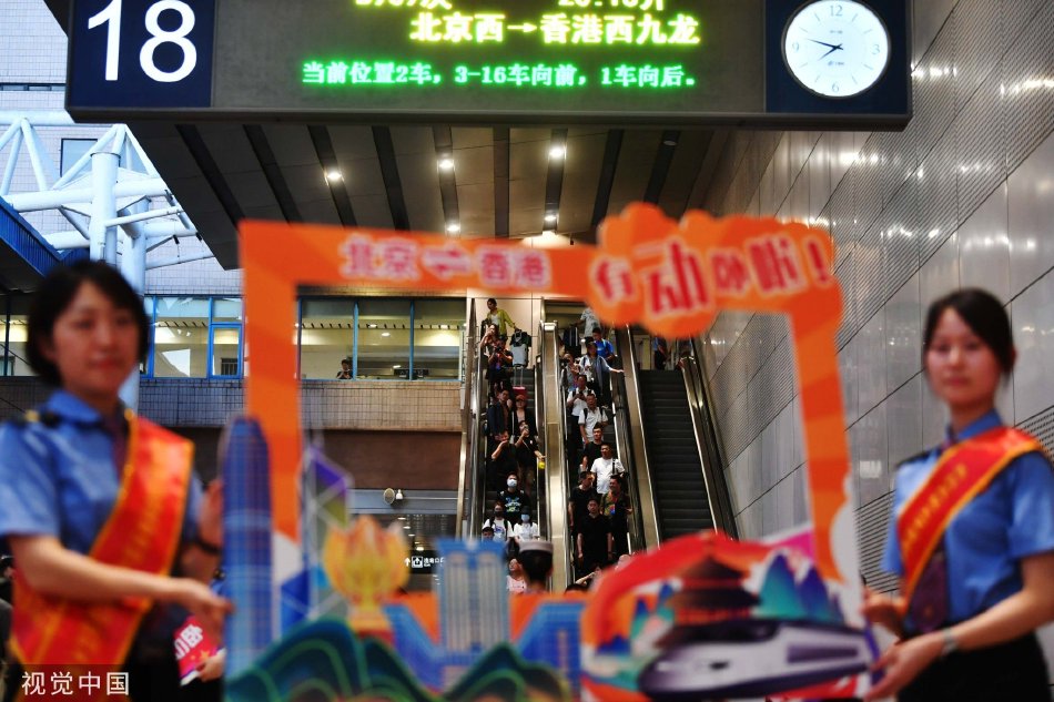我解开胸罩喂男朋友吃奶