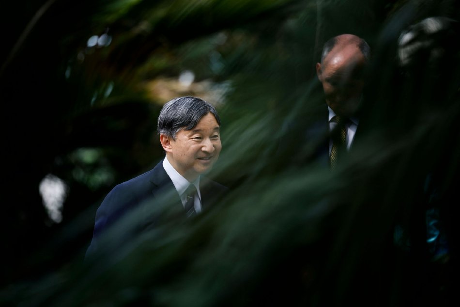 阴蒂被三个男人舔