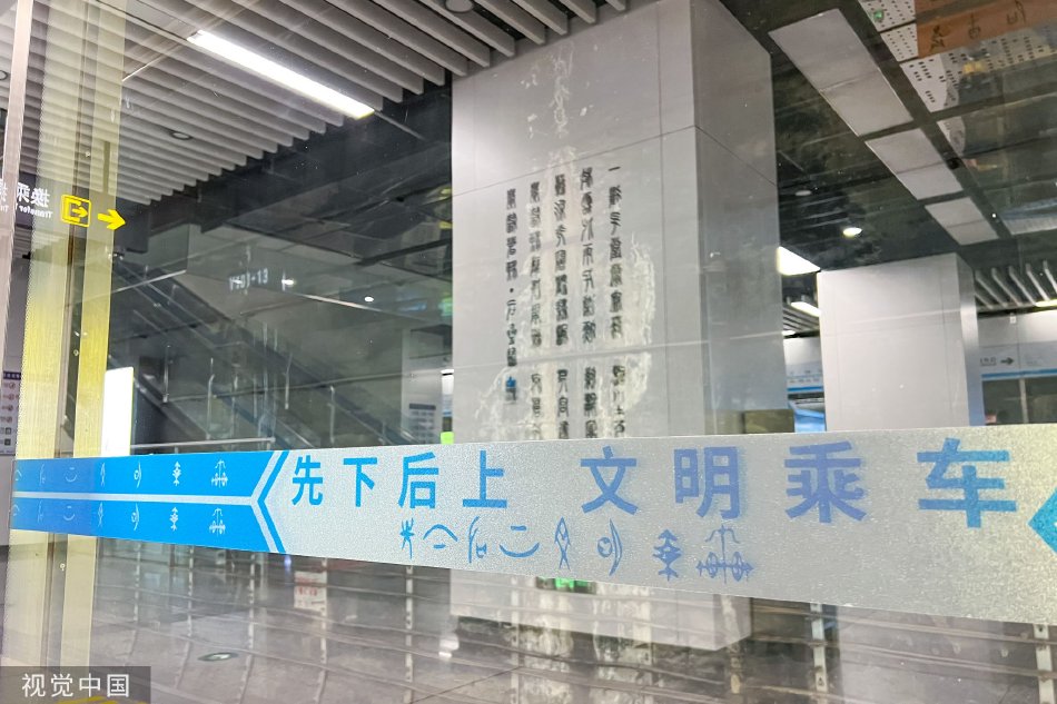他掀开裙子舌头伸进去看视频