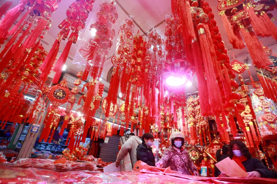 女班长憋尿摸自己小内内