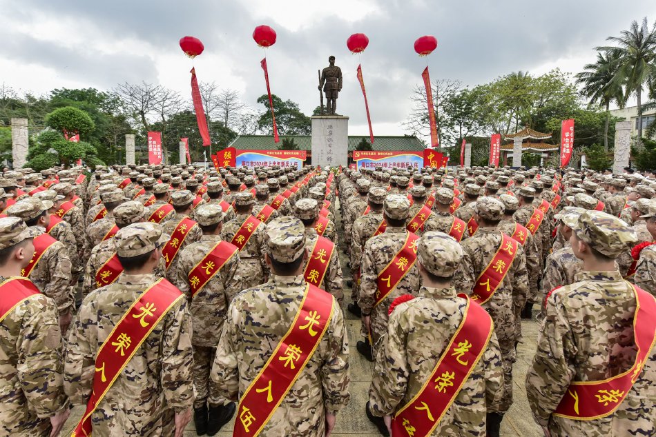 办公室扒开奶罩揉吮奶头A片图片