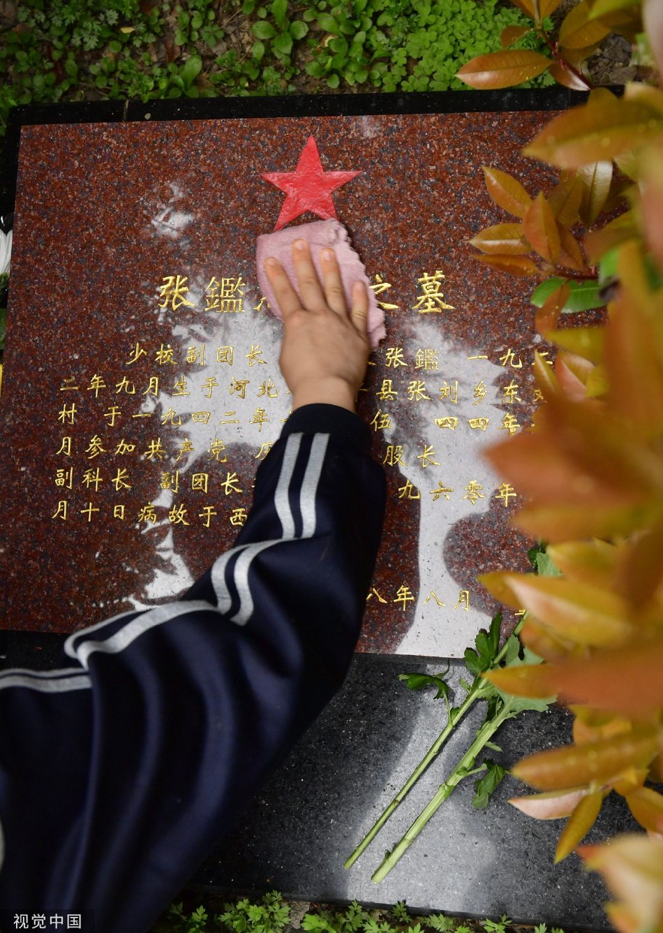 脱了内裤跪着让客人玩弄