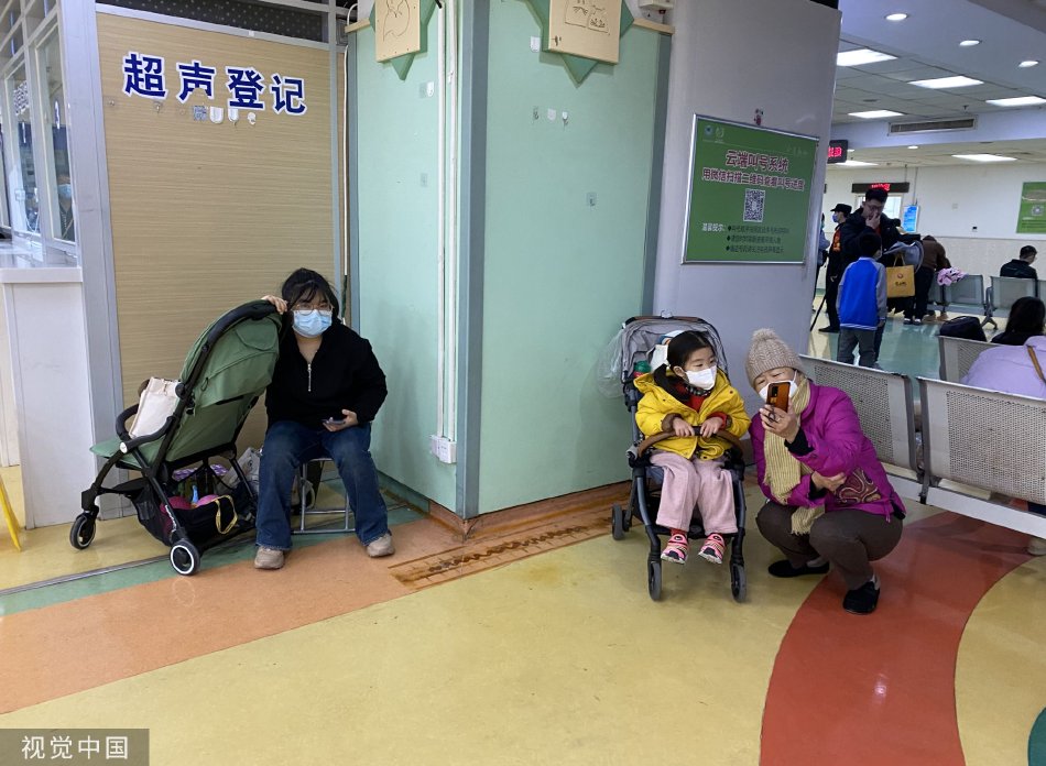 女生扒开尿口让男生桶