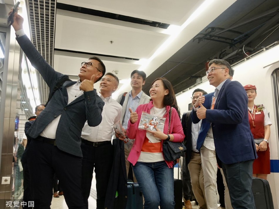 短裙公车被强好爽H吃奶视频