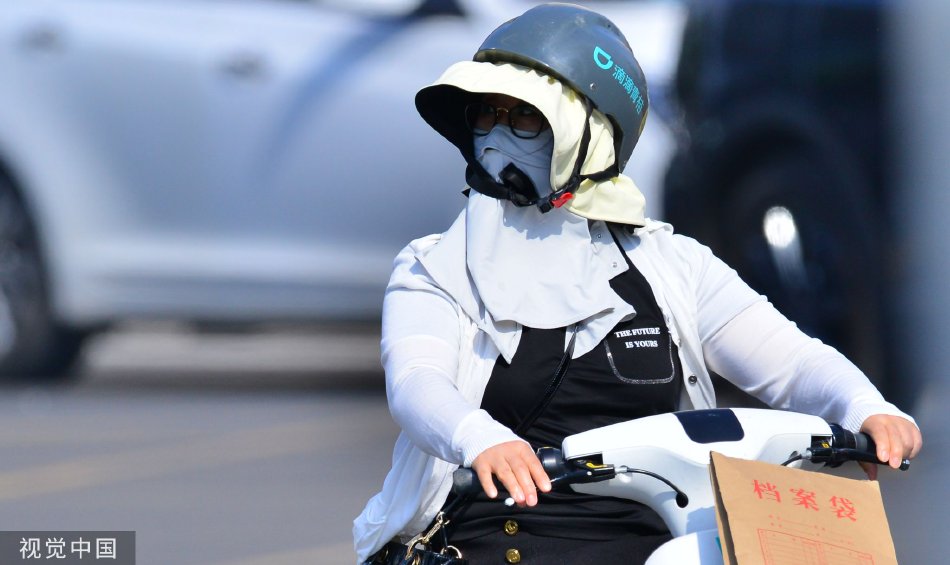 被宿友集体扒开腿调教