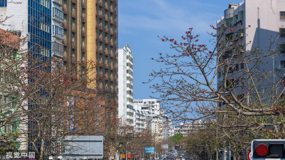 忘穿内裤被同桌摸到爽