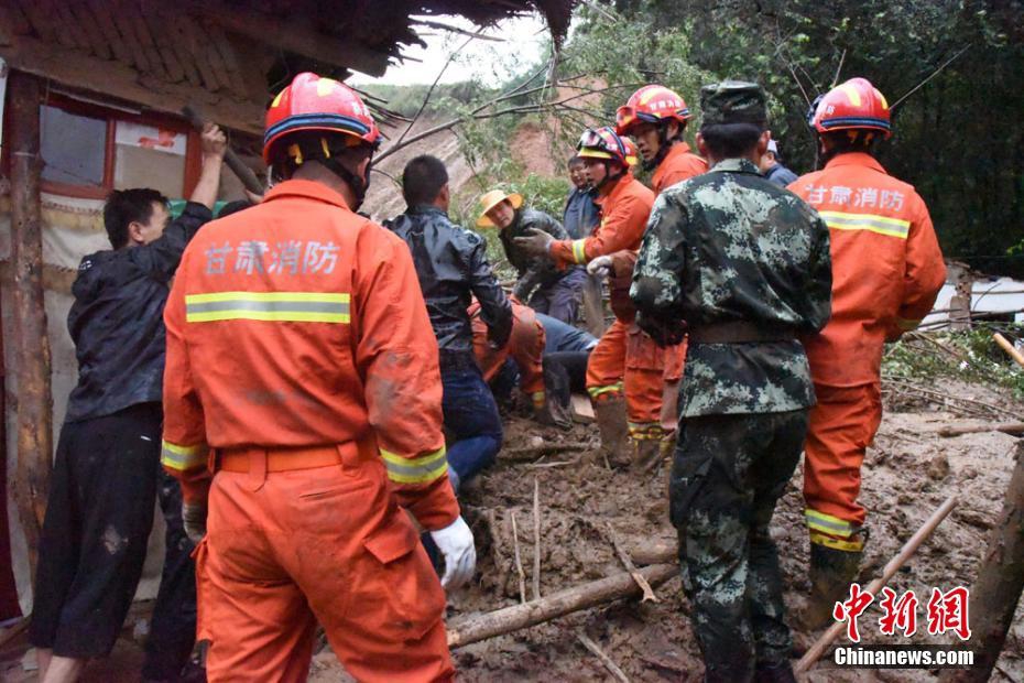 劫匪开皮卡撞破大门 盗取ATM机后扬长而去