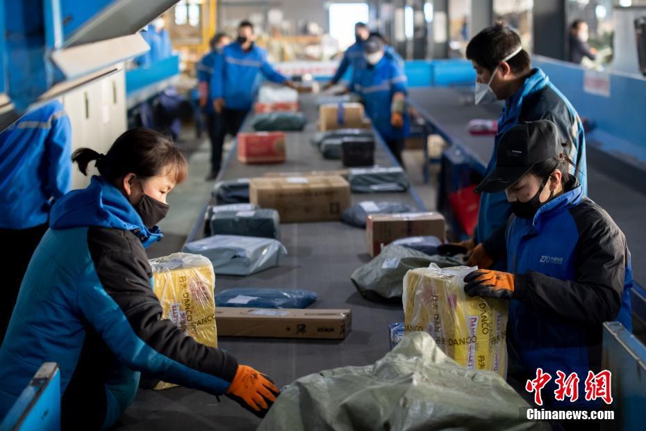 白丝小乔 扒腿爽出白色液体