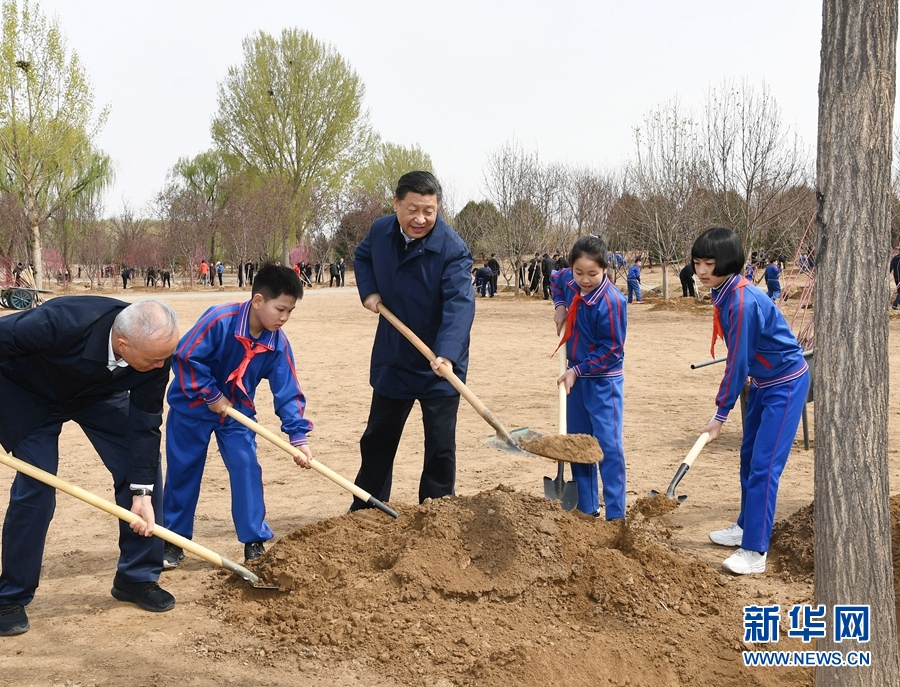 倪妮嘟嘴卖萌霸气举枪