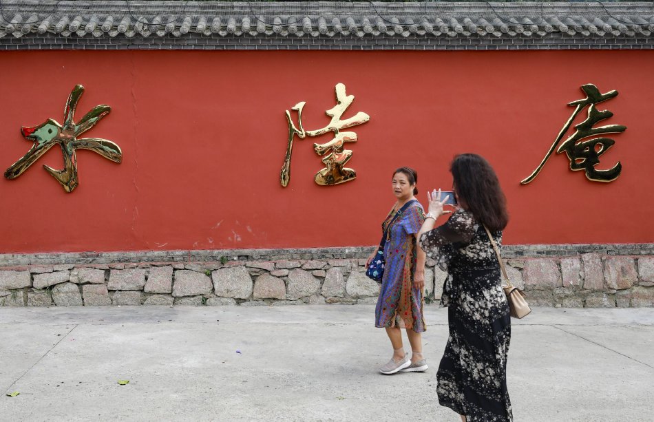 两男一女一个 一个摸