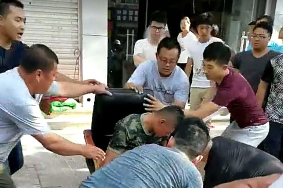 男仆撑开 让人玩弄
