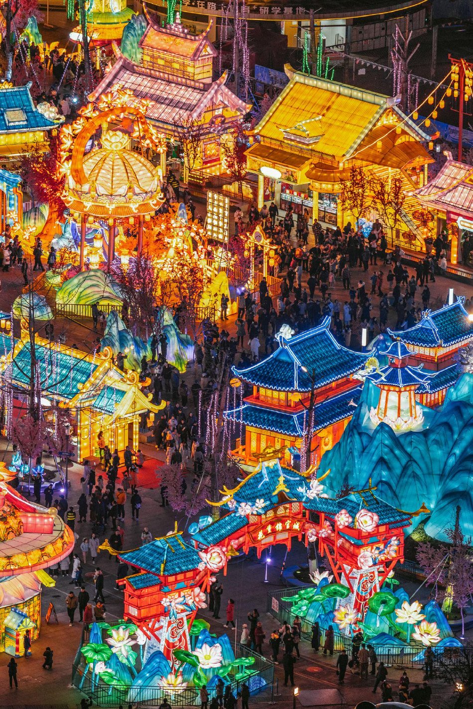 公交车上拨开奶罩揉吮奶