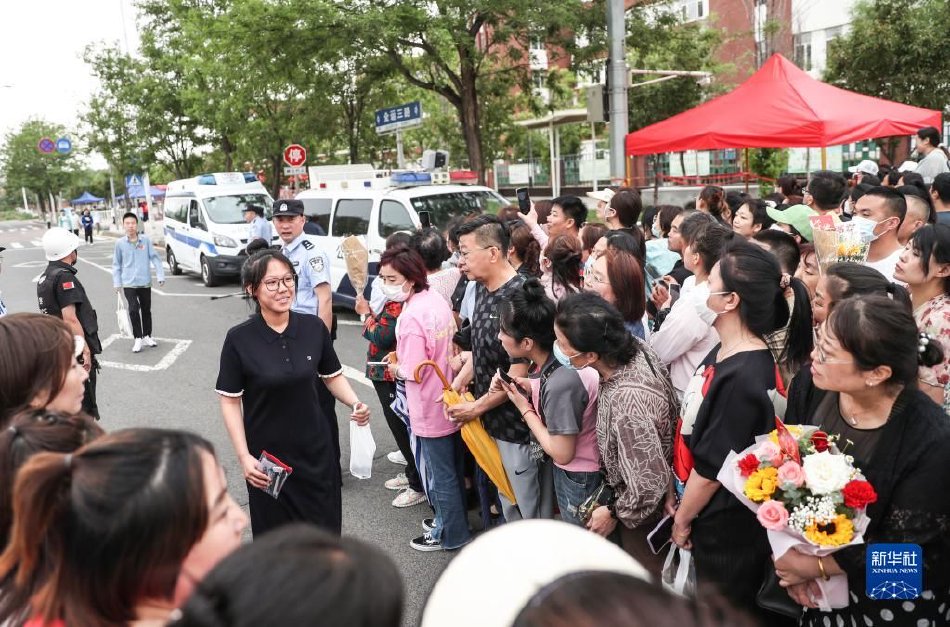 娇妻玩4P被三个男人伺候电影