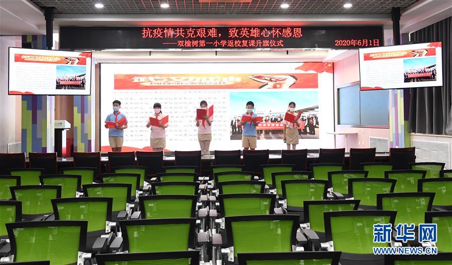 校花主动掀开Jk露出白色内裤