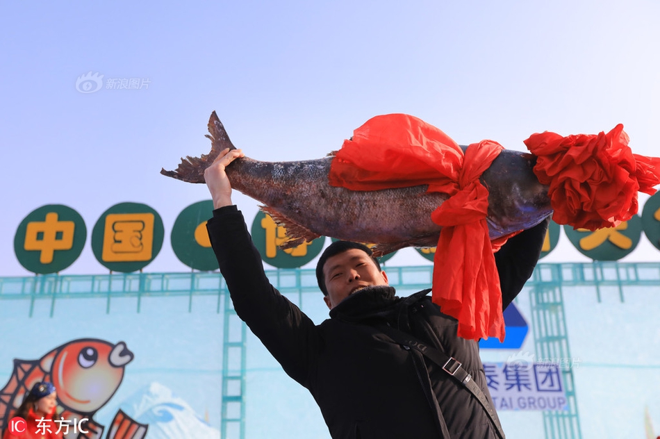 重庆男子吊脖子死亡现场画面曝光，血迹惹猜测，当地回应震惊全网