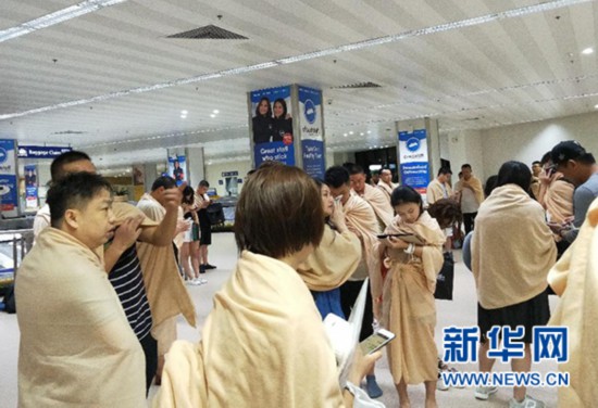 两男吃我奶头一边一个3p