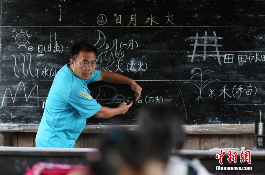 老师好紧 开裆蕾丝内裤男