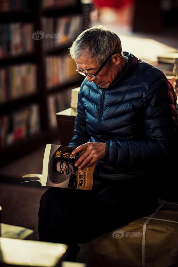 厨房掀裙子从后面进去文字