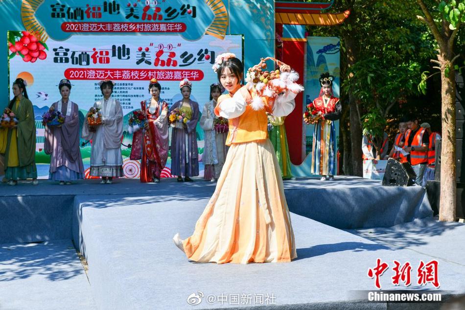 女人扒开屁股让男人捅