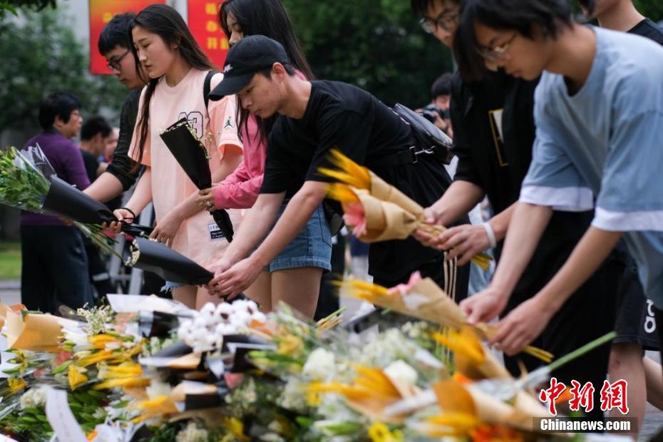 别揉我胸 啊 嗯公共场合呢