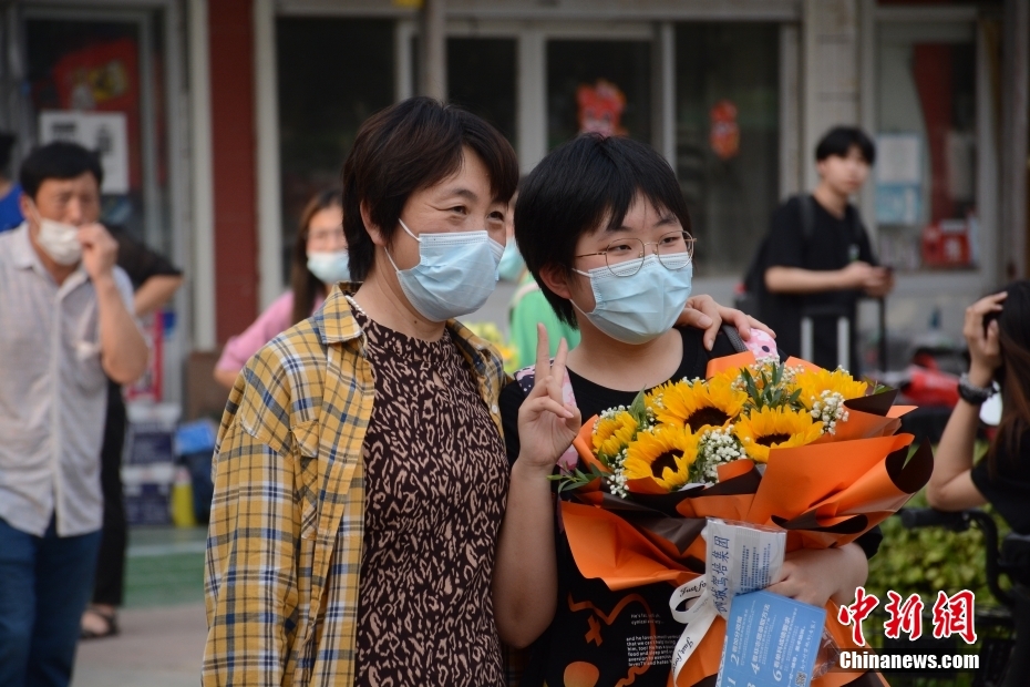 我的 伸到女同学 坤坤