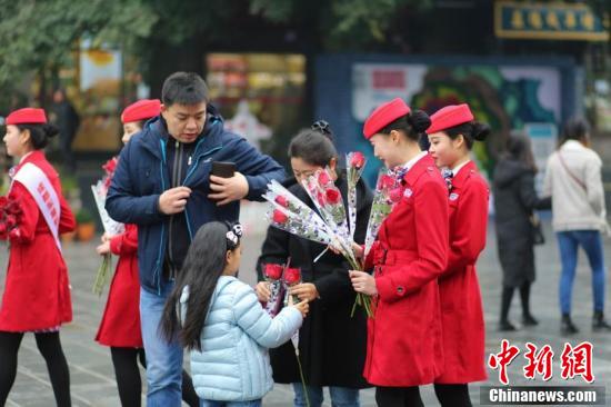 老人做交易森林现场