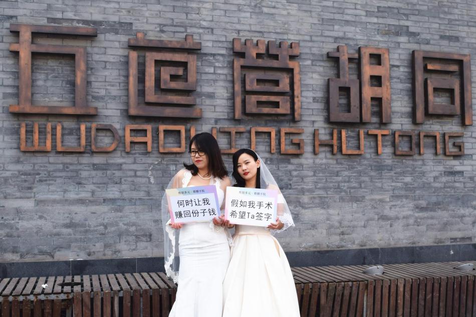 被女寝十几只白丝脚榨精
