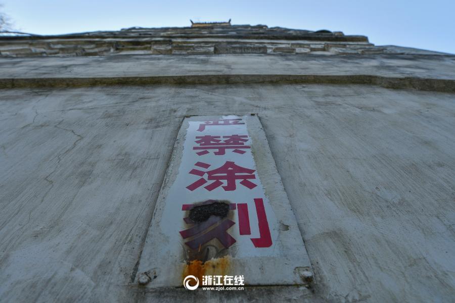 白丝少萝疯狂 喷水自慰