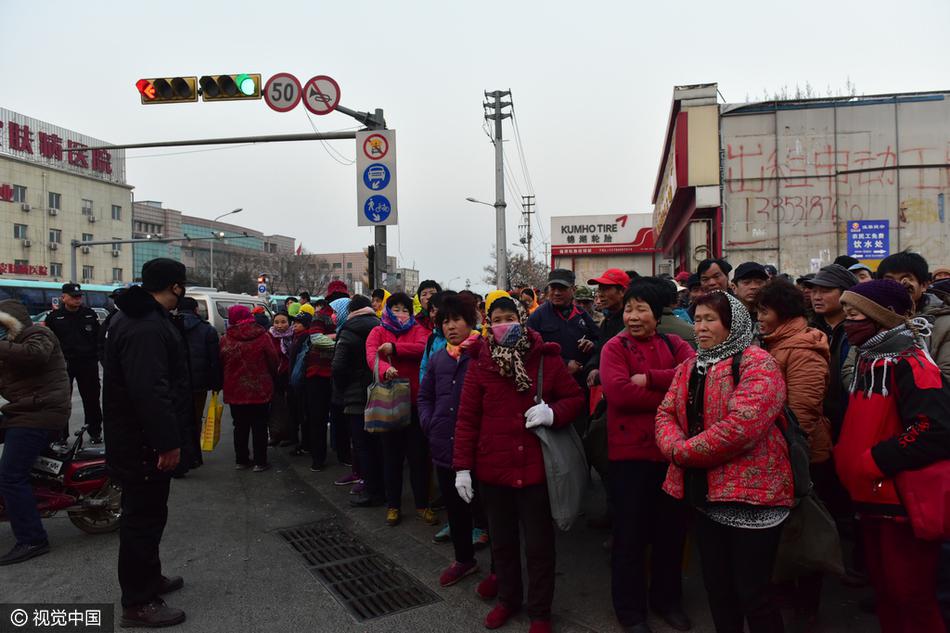 人多活少 上千农民工街头扎堆“趴活”