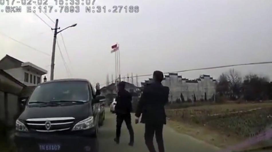 村民暴力拦婚车索烟 司机将其撞倒