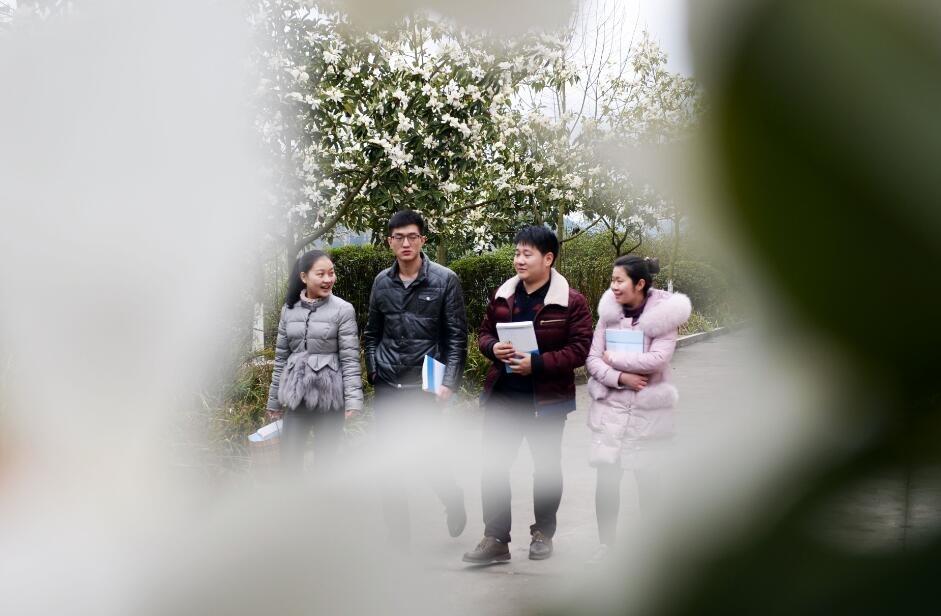 90后“学生夫妻” 同班不同寝