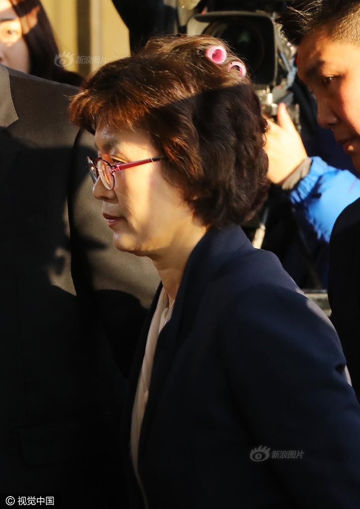 厨房掀裙子从后面进去文字