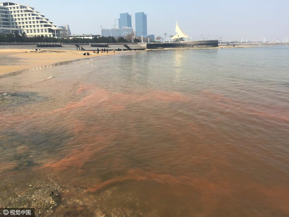 偷窥沟厕女厕白嫩大屁股