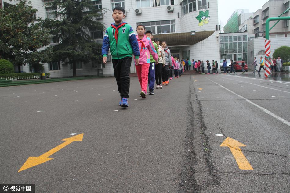 济南小学生坚持5年按箭头走路 靠右上下楼梯 智联云筑