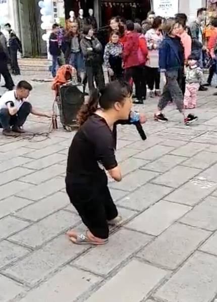 男生的坤坤放在女生的坤坤里