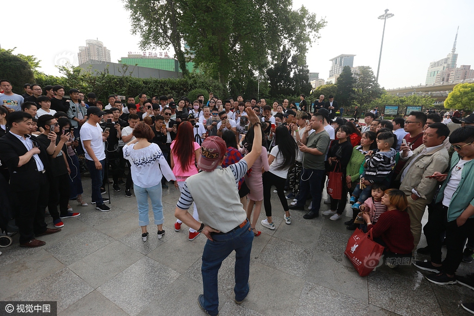 双腿张开被5个男人调教电影