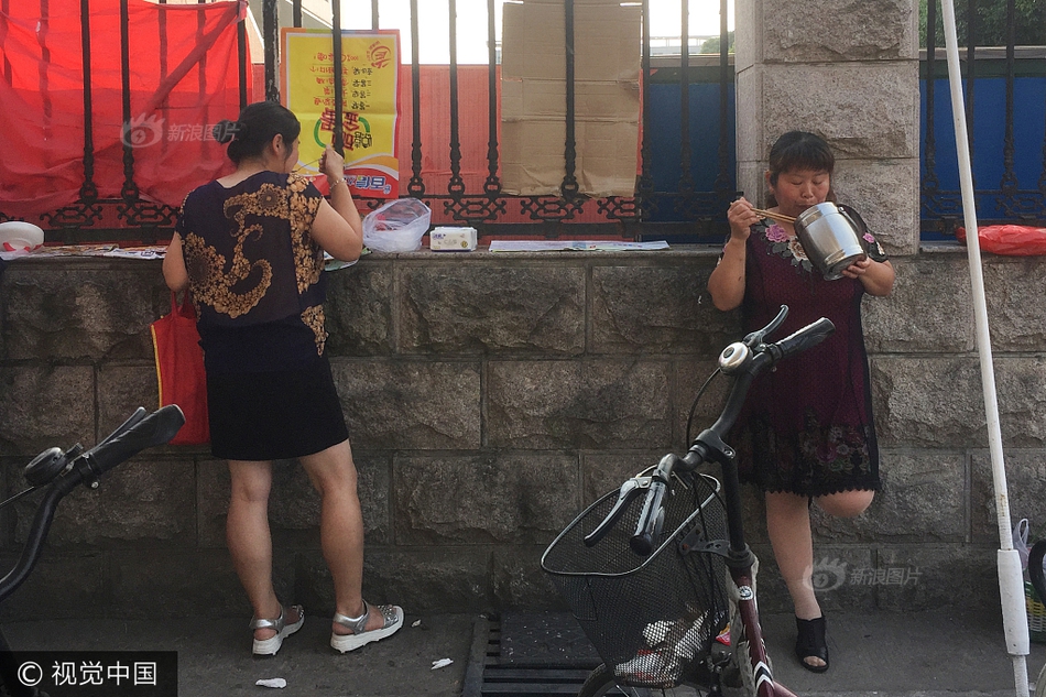女生黄片上厕所