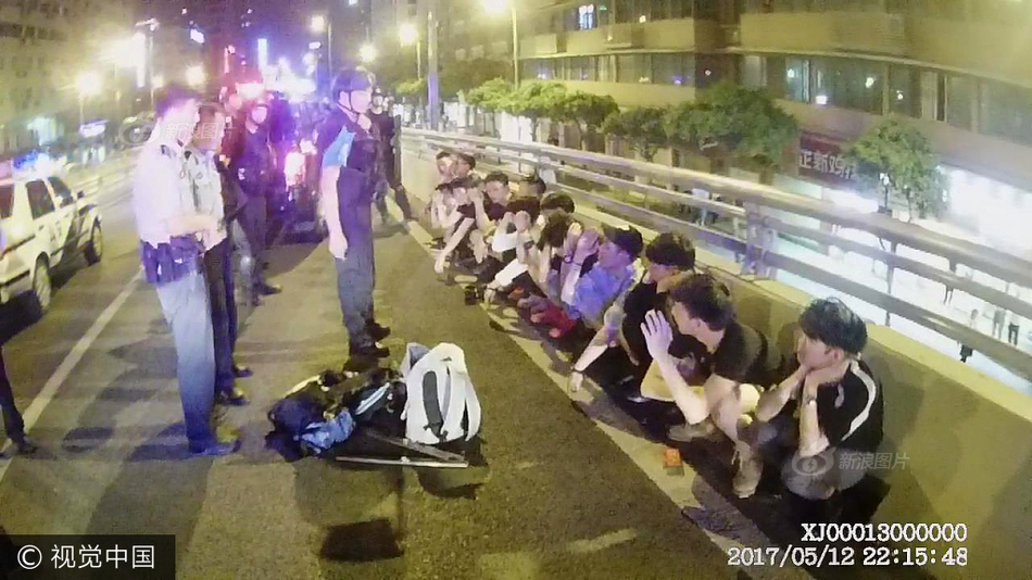一女被两男吃奶玩乳尖动态图