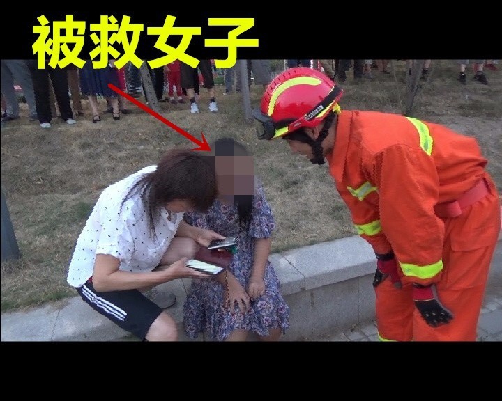国产绿帽边打电话边做