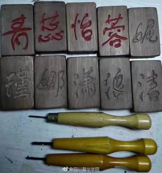五六个变态玩弄尿孔